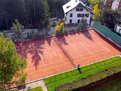 Tennis und/oder Squash in der Unterkunft Apartment Cransalpin Apt- 11 - Secteur 1 by Interhome oder in der Nähe