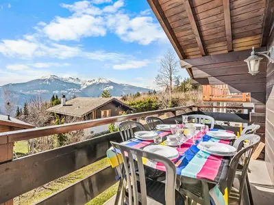 Ein allgemeiner Bergblick oder ein Berglick von des Chalets aus