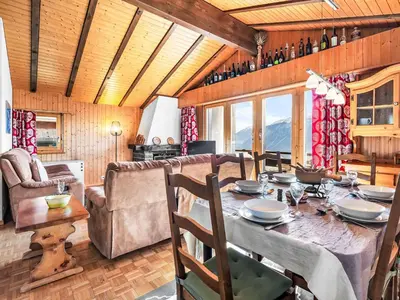 Ein Sitzbereich in der Unterkunft Chalet Moulinettes 8 by Interhome