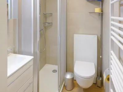 Ein Badezimmer in der Unterkunft Apartment Barzettes-Vacances 553 - Entrée N- 14 by Interhome