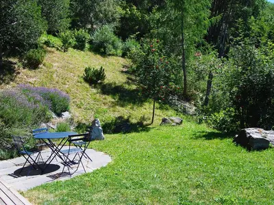Ein Garten an der Unterkunft Chalet au Bisse by Interhome