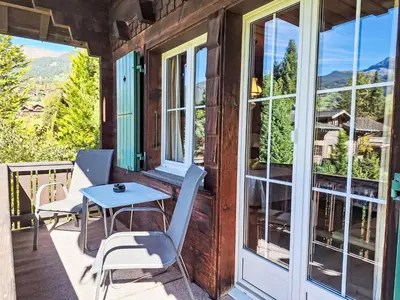Ein Balkon oder eine Terrasse in der Unterkunft Apartment Chalet Spassvogel by Interhome