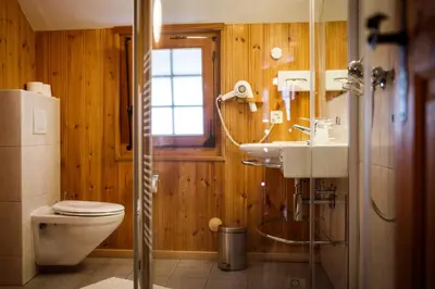 Ein Badezimmer in der Unterkunft Hotel Nufenen