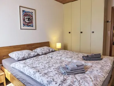 Ein Bett oder Betten in einem Zimmer der Unterkunft Apartment Chalet Almis-Bödeli-1 by Interhome