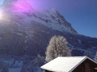 Ein allgemeiner Bergblick oder ein Berglick von der Ferienwohnung aus