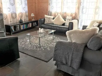 Ein Sitzbereich in der Unterkunft Apartment Chalet Eiger-2 by Interhome