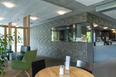 Ein Restaurant oder anderes Speiselokal in der Unterkunft Chalet Hostel @ Backpackers Villa Interlaken