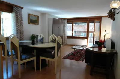 Ein Sitzbereich in der Unterkunft Myzermatt Monazit