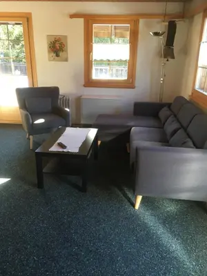 Ein Sitzbereich in der Unterkunft Chalet Erika