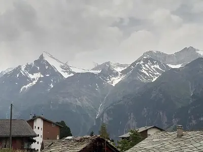 Ein allgemeiner Bergblick oder ein Berglick von der Ferienwohnung aus