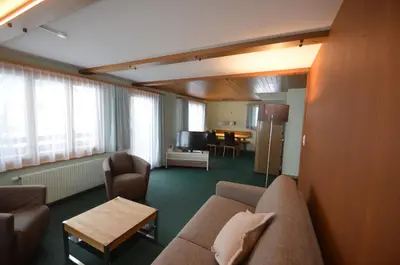 Ein Sitzbereich in der Unterkunft Ferienwohnungen Hotel Alpina