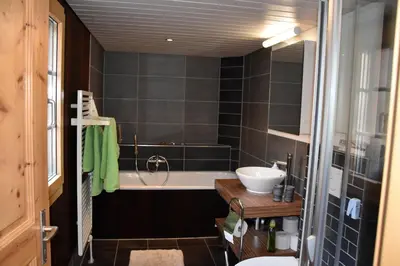 Ein Badezimmer in der Unterkunft Chalet Bärgblick
