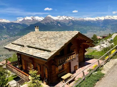 Ein allgemeiner Bergblick oder ein Berglick von der Villa aus