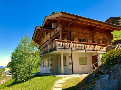 Das Gebäude in dem sich die Villa befindet