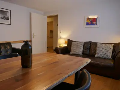 Ein Sitzbereich in der Unterkunft Apartment Chalet Desirée by Interhome