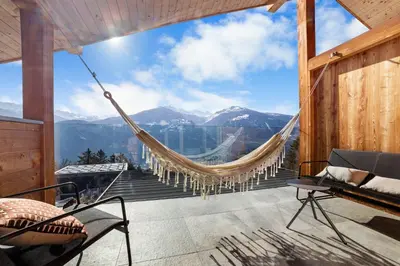 Ein allgemeiner Bergblick oder ein Berglick von des Bed & Breakfasts aus