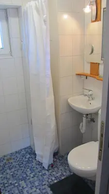 Ein Badezimmer in der Unterkunft Bahnhöfli Faulensee