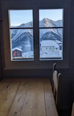 Ein allgemeiner Bergblick oder ein Berglick von der Pension aus