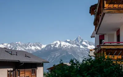 Ein allgemeiner Bergblick oder ein Berglick von der Ferienwohnung aus