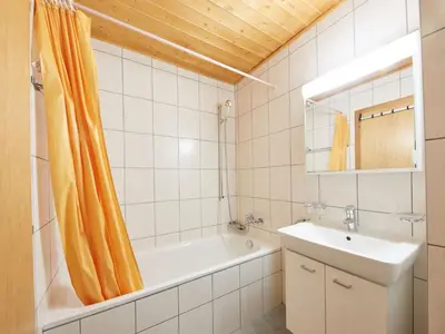 Ein Badezimmer in der Unterkunft Chalet Edelweiss by Interhome