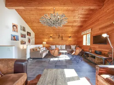 Ein Sitzbereich in der Unterkunft Chalet Hiboux by Interhome