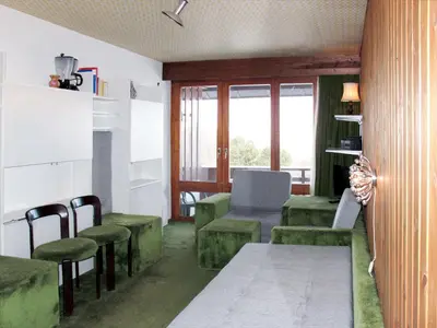Ein Sitzbereich in der Unterkunft Studio Résidence Velan-2 by Interhome