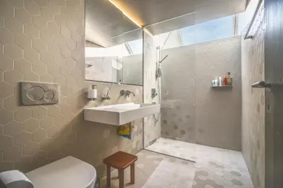 Ein Badezimmer in der Unterkunft Renovated historic barn in mountain village