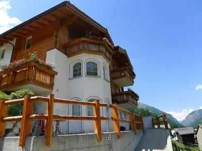 Ein allgemeiner Bergblick oder ein Berglick von des Chalets aus