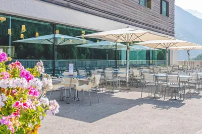 Ein Restaurant oder anderes Speiselokal in der Unterkunft Saas-Fee wellnesshostel4000