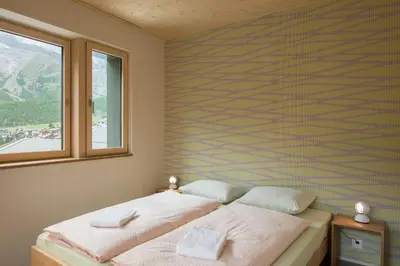 Ein Bett oder Betten in einem Zimmer der Unterkunft Saas-Fee wellnesshostel4000