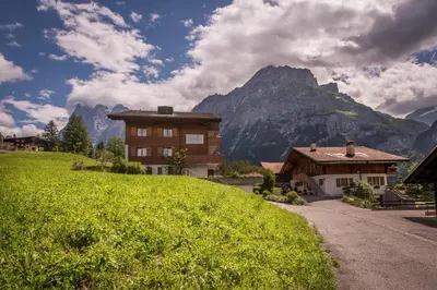 Ein allgemeiner Bergblick oder ein Berglick von der Ferienwohnung aus