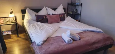 Ein Bett oder Betten in einem Zimmer der Unterkunft Hotel Rosengärtli