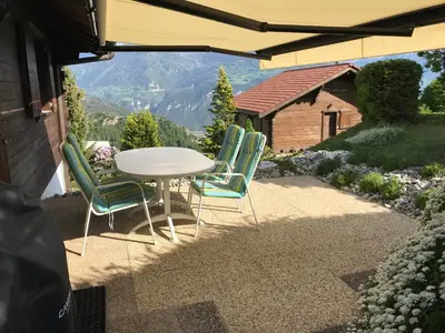 Ein allgemeiner Bergblick oder ein Berglick von des Chalets aus