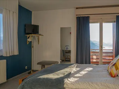 Ein Bett oder Betten in einem Zimmer der Unterkunft Hôtel historique Chez Elsy - Crans-Sapins
