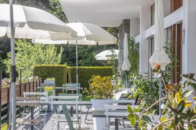 Ein Garten an der Unterkunft Hôtel historique Chez Elsy - Crans-Sapins