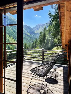 Ein allgemeiner Bergblick oder ein Berglick von des Chalets aus