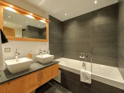 Ein Badezimmer in der Unterkunft Apartment Whymper by Interhome