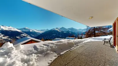Ein allgemeiner Bergblick oder ein Berglick von des Chalets aus