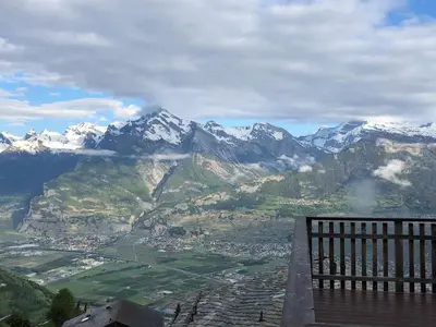 Ein allgemeiner Bergblick oder ein Berglick von der Ferienwohnung aus