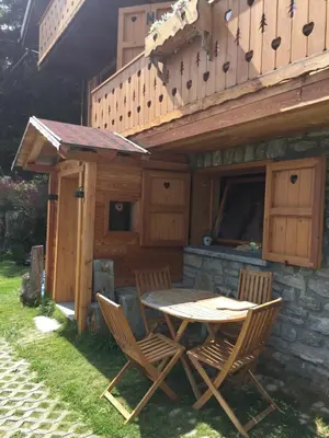 Das Gebäude in dem sich das Chalet befindet