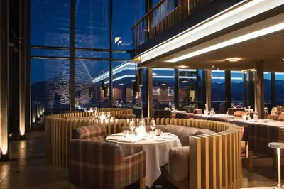 Ein Restaurant oder anderes Speiselokal in der Unterkunft Crans Ambassador