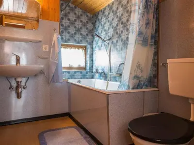 Ein Badezimmer in der Unterkunft Apartment Zur Post by Interhome