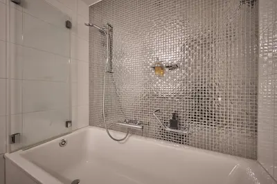Ein Badezimmer in der Unterkunft City Center Apartment with Mountain View