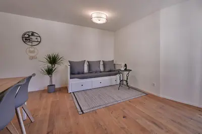 Ein Sitzbereich in der Unterkunft City Center Apartment with Mountain View