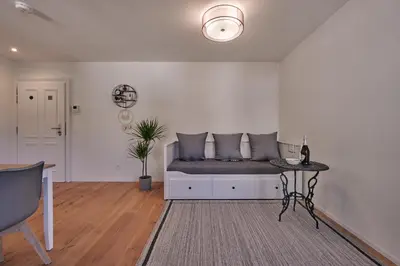 Ein Sitzbereich in der Unterkunft City Center Apartment with Mountain View