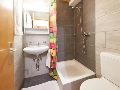 Ein Badezimmer in der Unterkunft Apartment Hameau D001 by Interhome