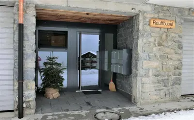 Eine Fassade oder ein Eingang zu Chalet Raufthubel
