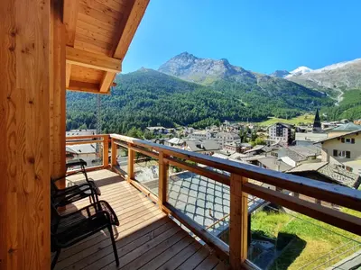 Ein allgemeiner Bergblick oder ein Berglick von des Chalets aus
