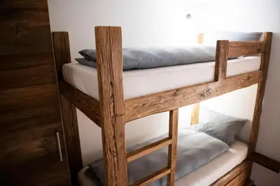 Ein Etagenbett oder Etagenbetten in einem Zimmer der Unterkunft Modernity and authenticity in Crans-Montana, breathtaking panorama