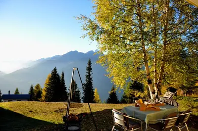 Ein allgemeiner Bergblick oder ein Berglick von der Ferienwohnung aus